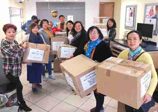 墨西哥华星艺术团在快递公司搬运捐赠货物