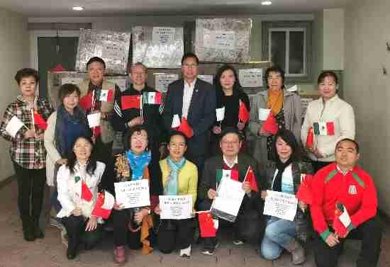 墨西哥华星艺术团发送捐赠货物之前合影