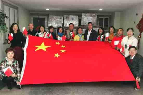 墨西哥华星艺术团成员与捐赠物品合影